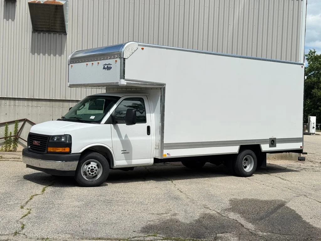 New 2026 Summit White GMC 2WT image 2