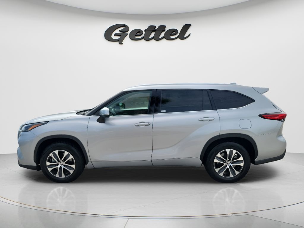 Certified Used 2022 Silver Toyota XLE image 8