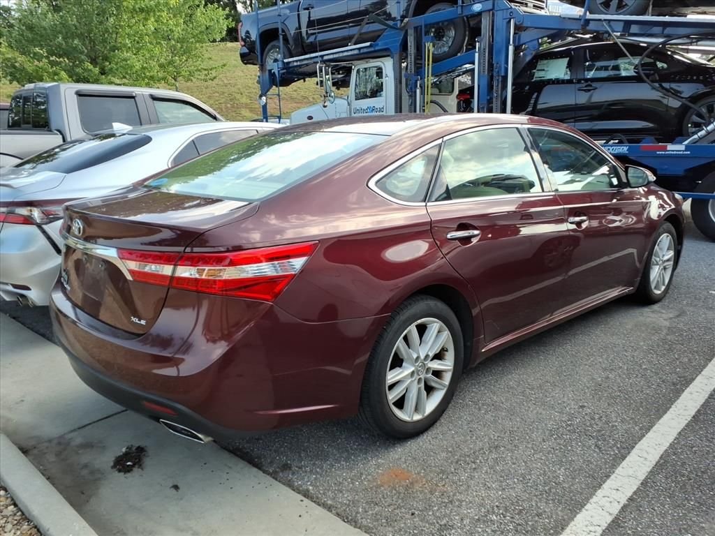 Used 2013  Toyota XLE Premium image 2