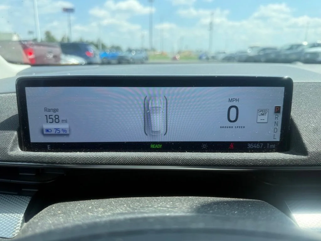 Used 2022 White Metallic Ford Select image 26