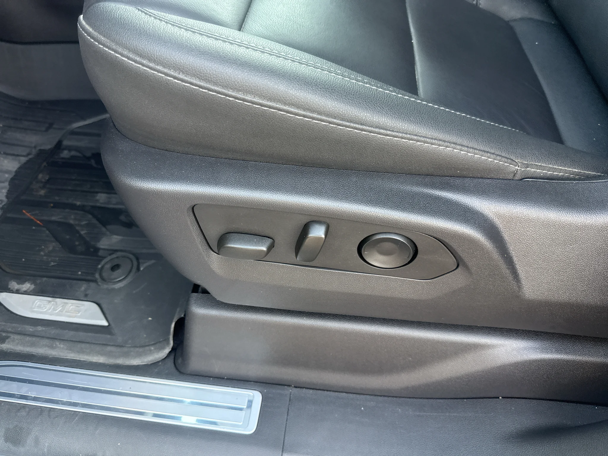 Used 2024 Summit White GMC Elevation image 20