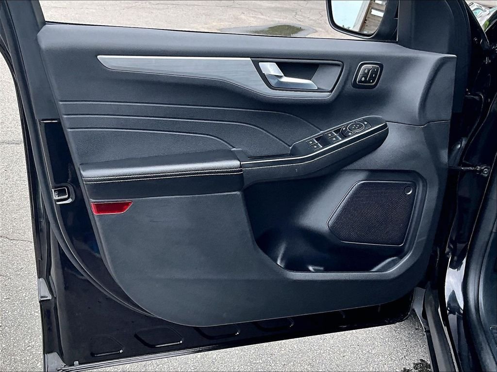 Used 2025 Black Metallic Ford Platinum image 9