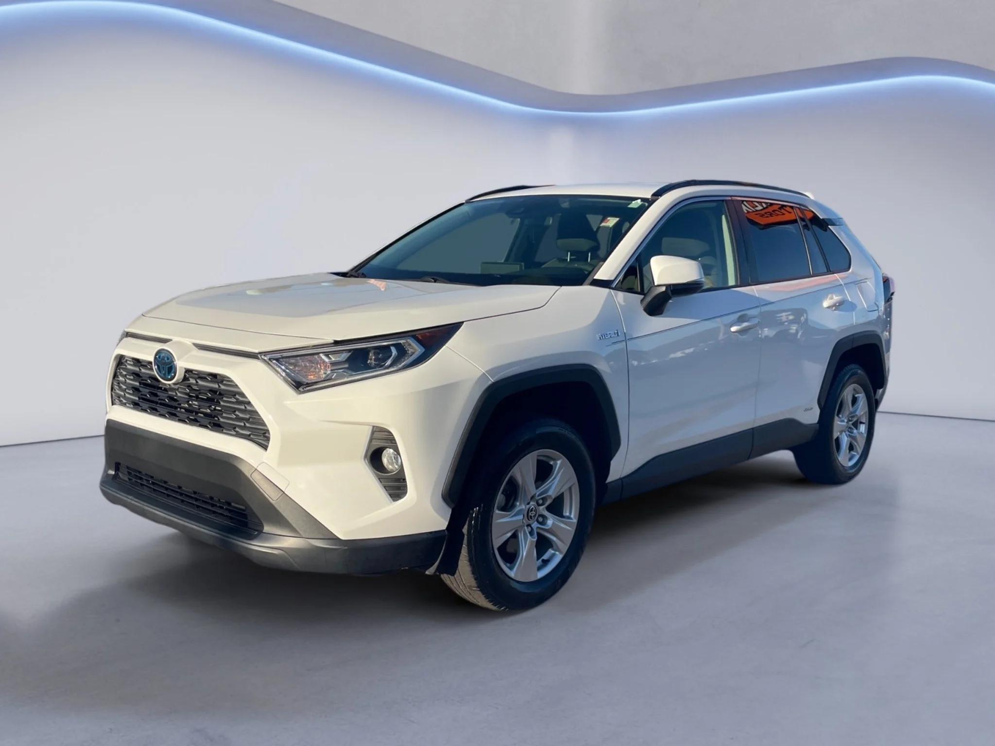 Used 2021 Super White Toyota Hybrid XLE image 5