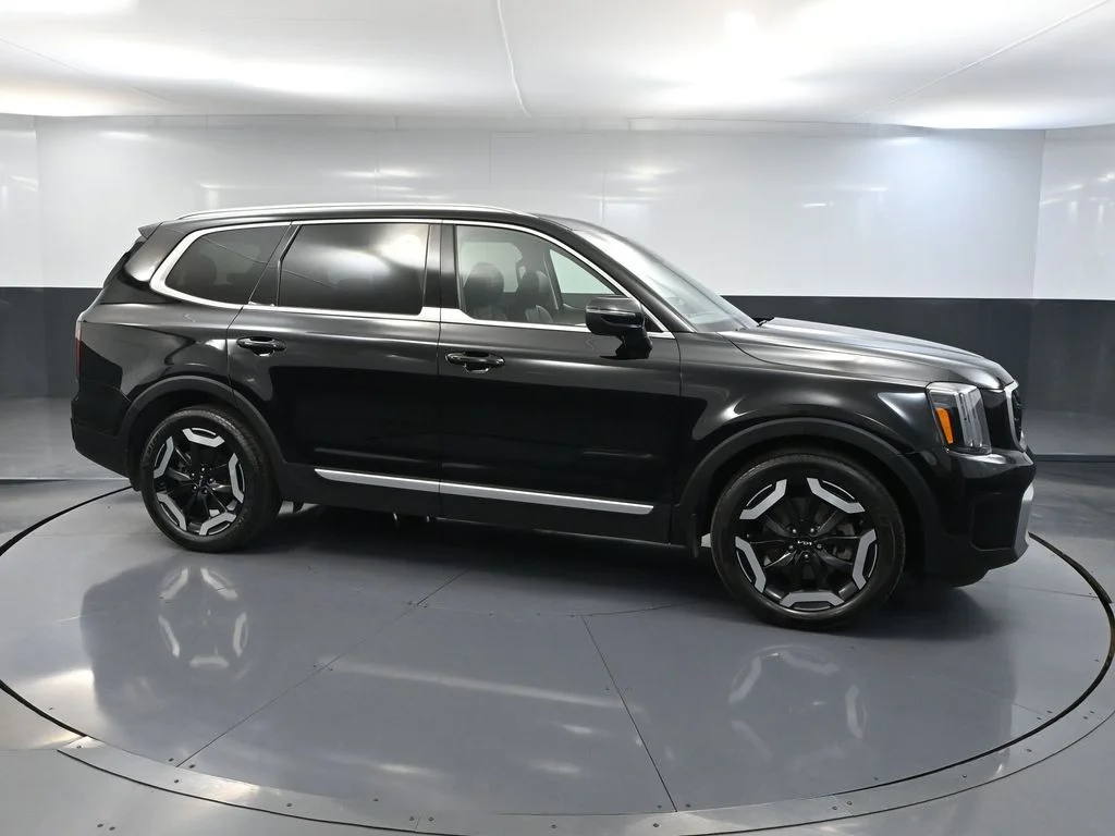Used 2023 Black Kia EX X-Line image 3