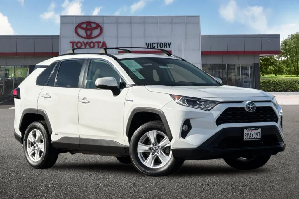 Used 2021 Super White Toyota XLE image 2