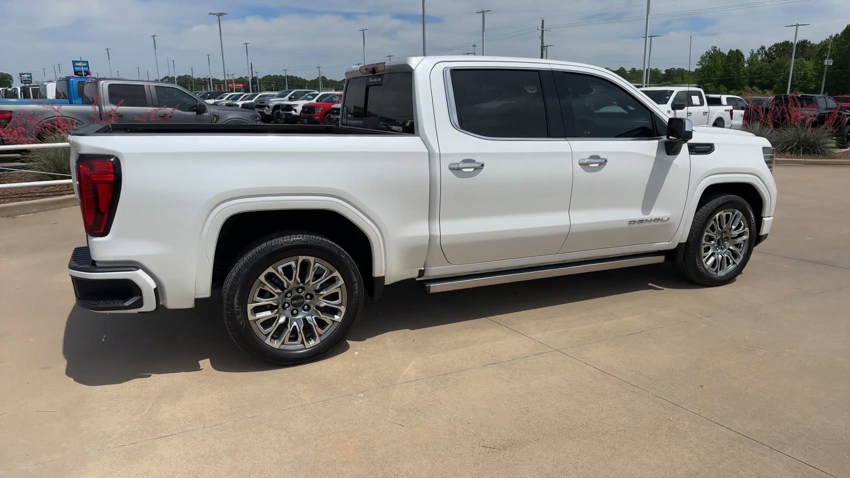 Used 2023 White Frost Tricoat GMC Denali Ultimate image 9