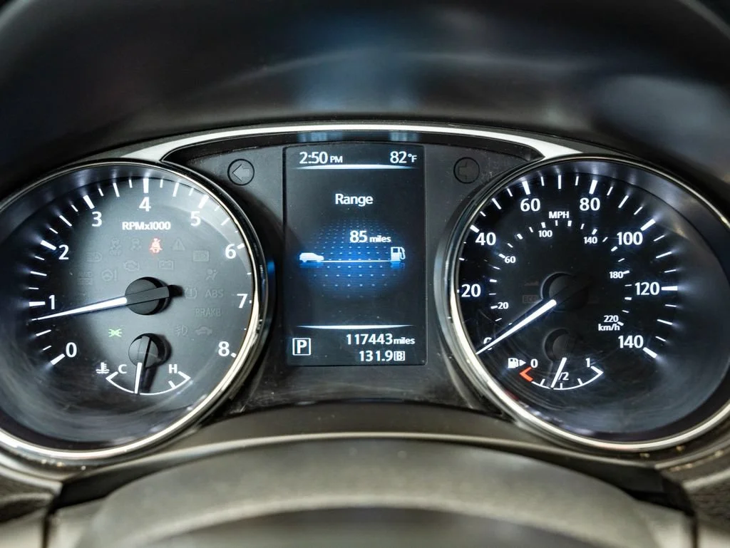 Used 2015 Arctic Blue Metallic Nissan SL image 31