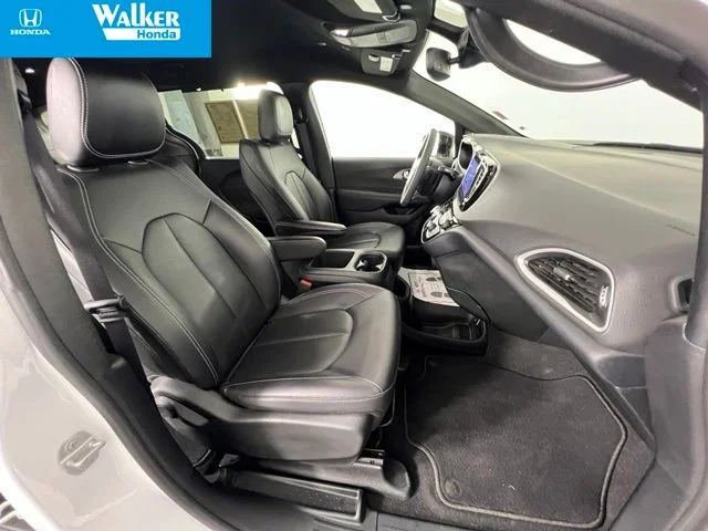 2025 Chrysler Pacifica Select - Photo 44