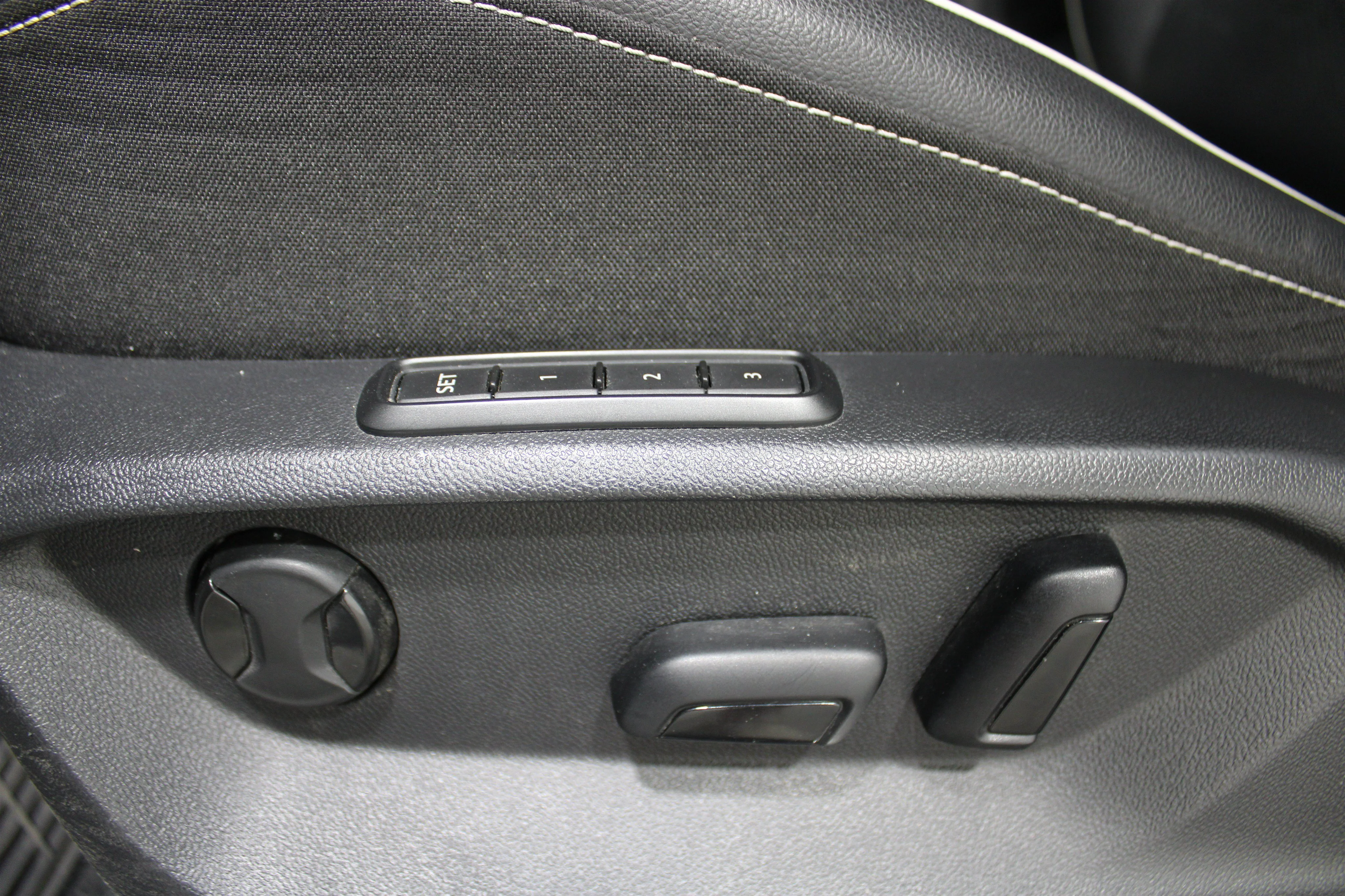 Used 2022 Gray Volkswagen SEL R-Line image 4