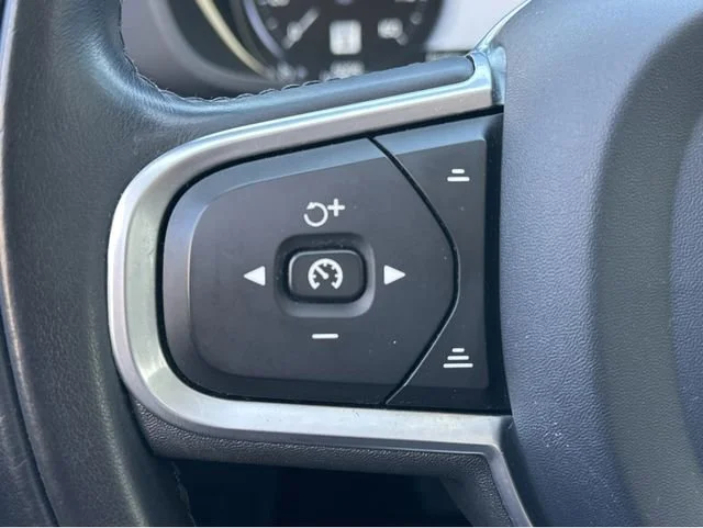 Used 2020 Black Volvo Momentum image 28