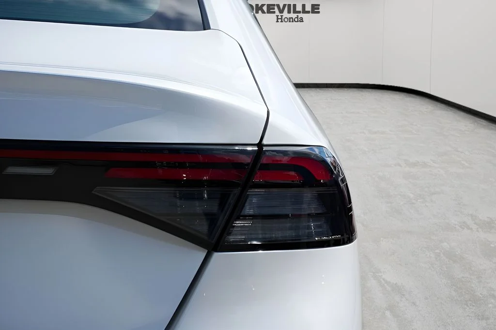 Used 2025 White Honda SE image 6
