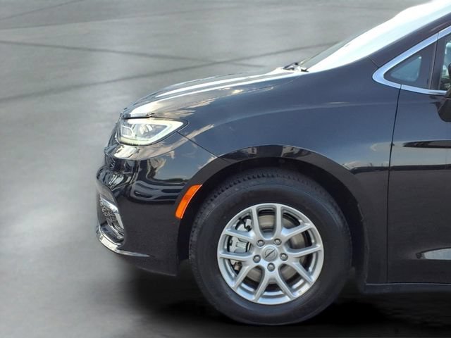 Used 2025  Chrysler Select image 23