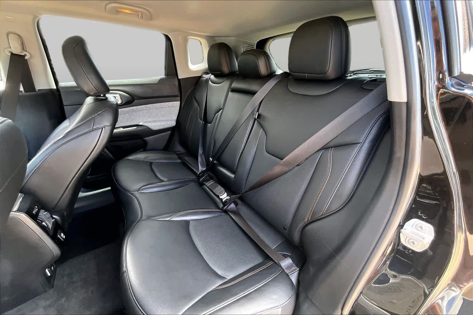 Used 2022 Diamond Black Crystal Pearlcoat Jeep Latitude Lux image 14