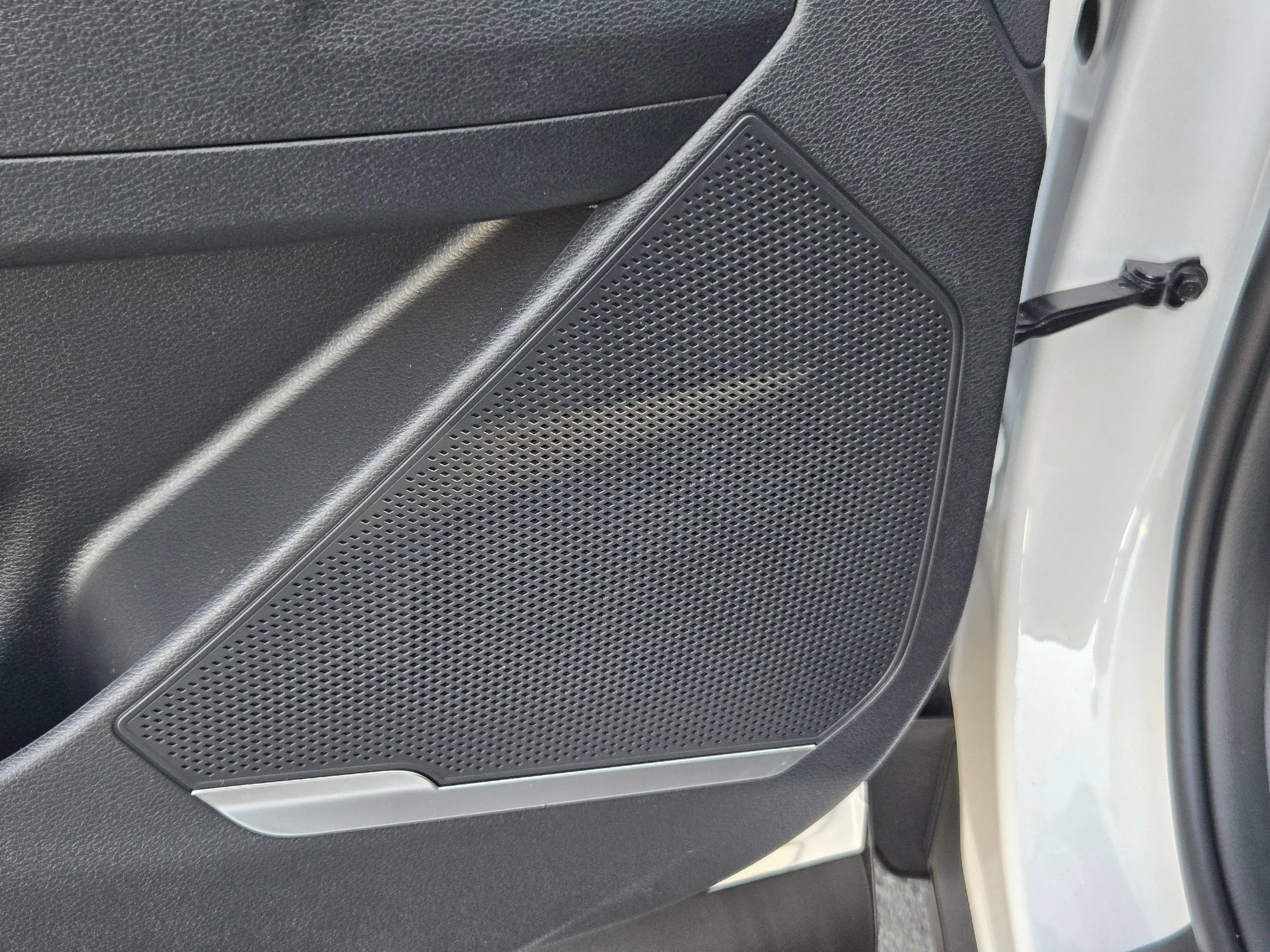 New 2026 Glacial White Pearl Kia EX image 17