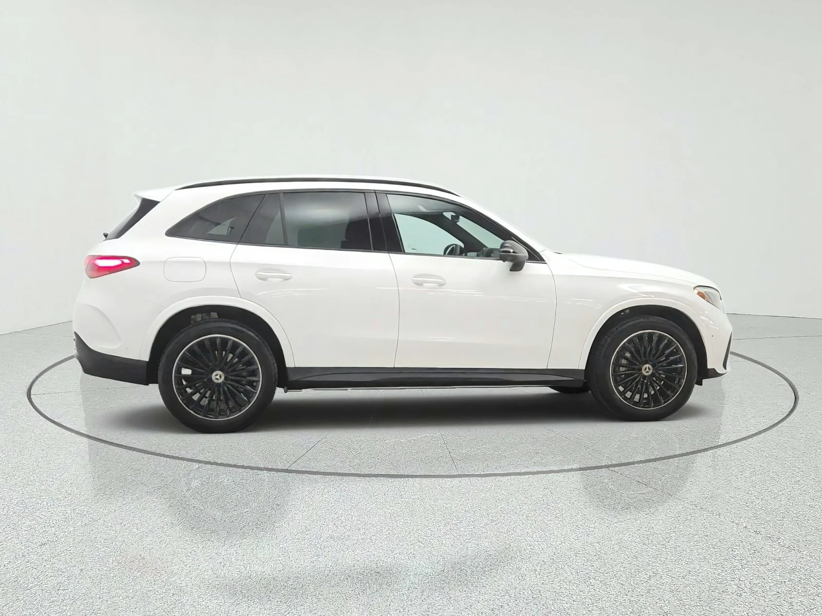 Used 2024 Polar White Mercedes-Benz GLC 300 SUV image 4