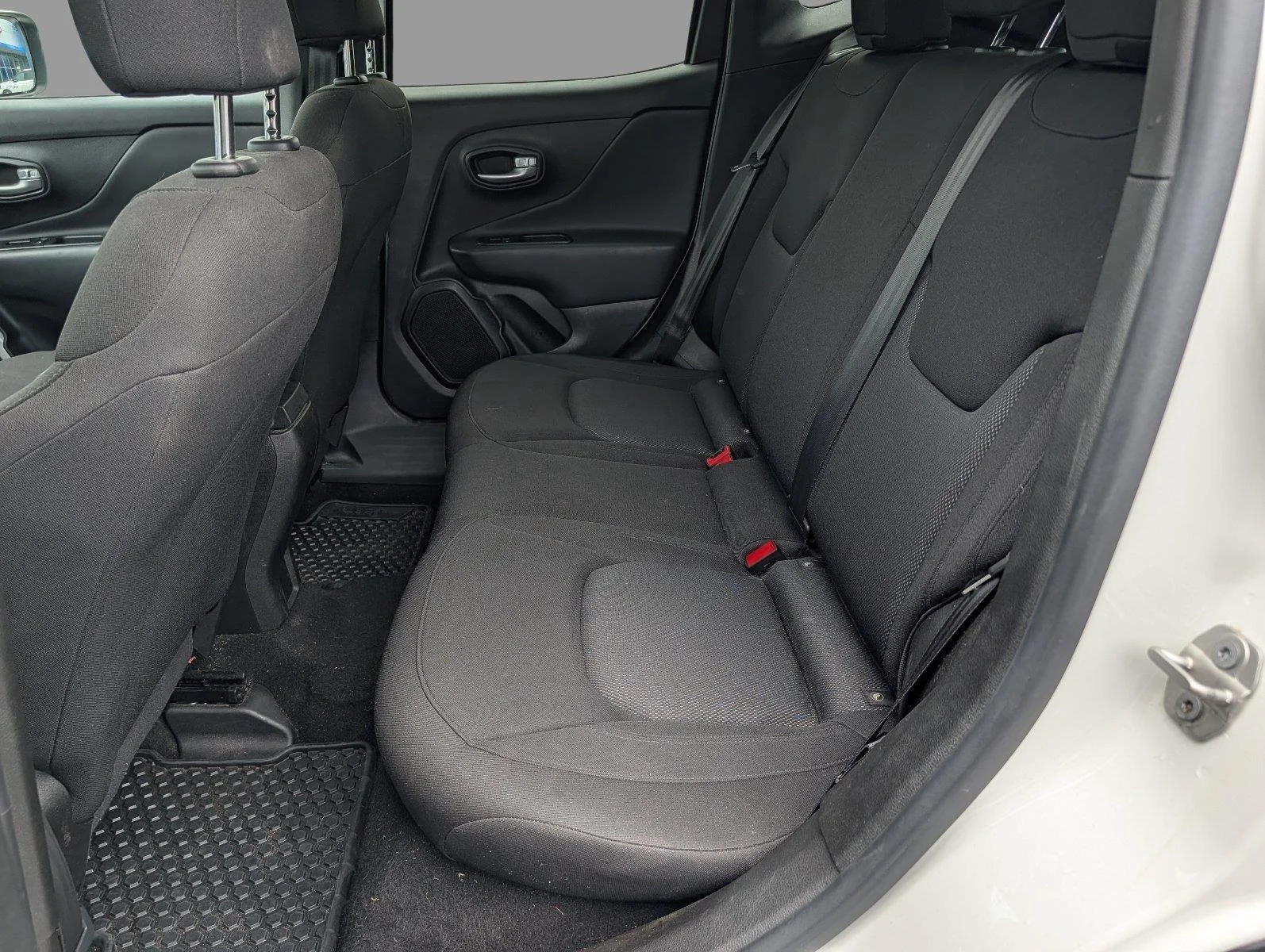Used 2023 Alpine White Clearcoat Jeep Latitude image 32
