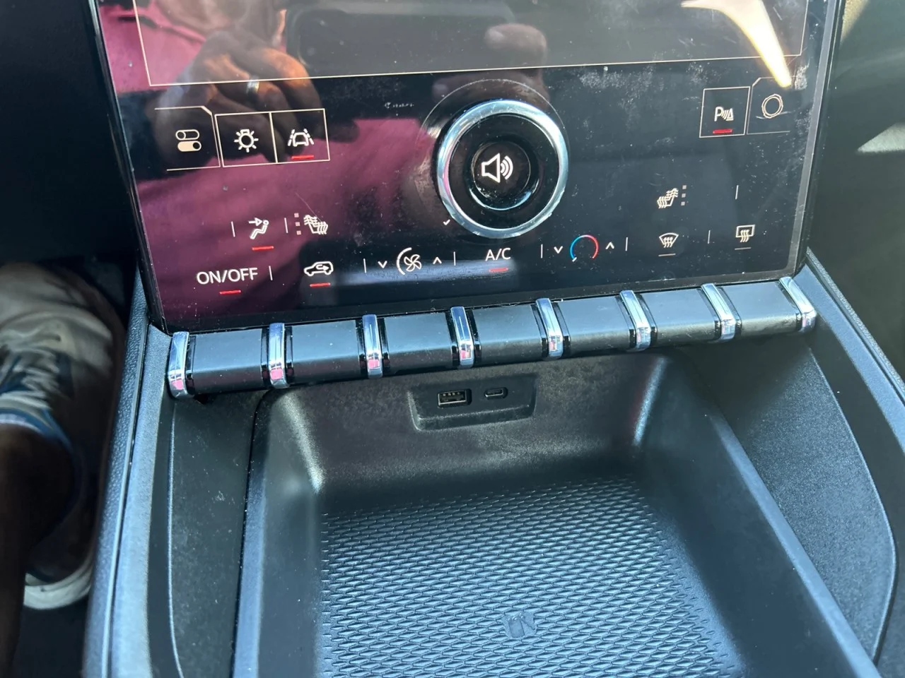Used 2025 Summit White GMC Elevation image 14