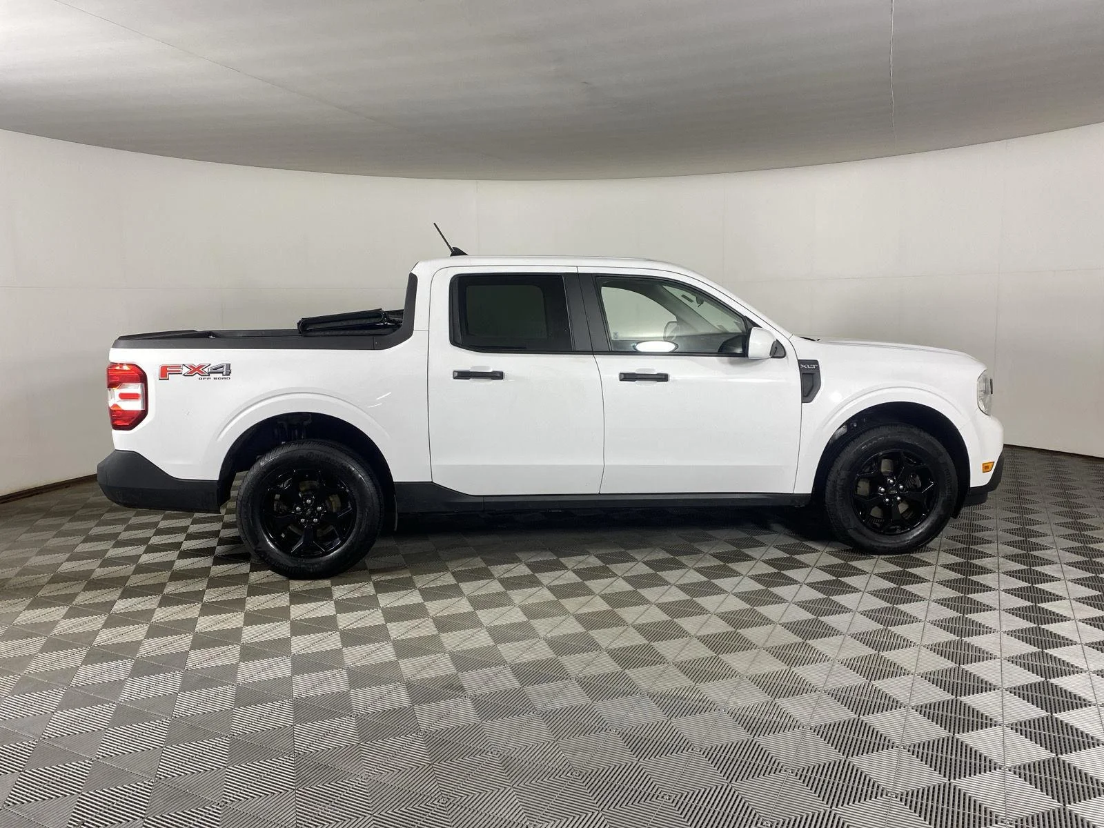 Used 2022 Oxford White Ford XLT image 11