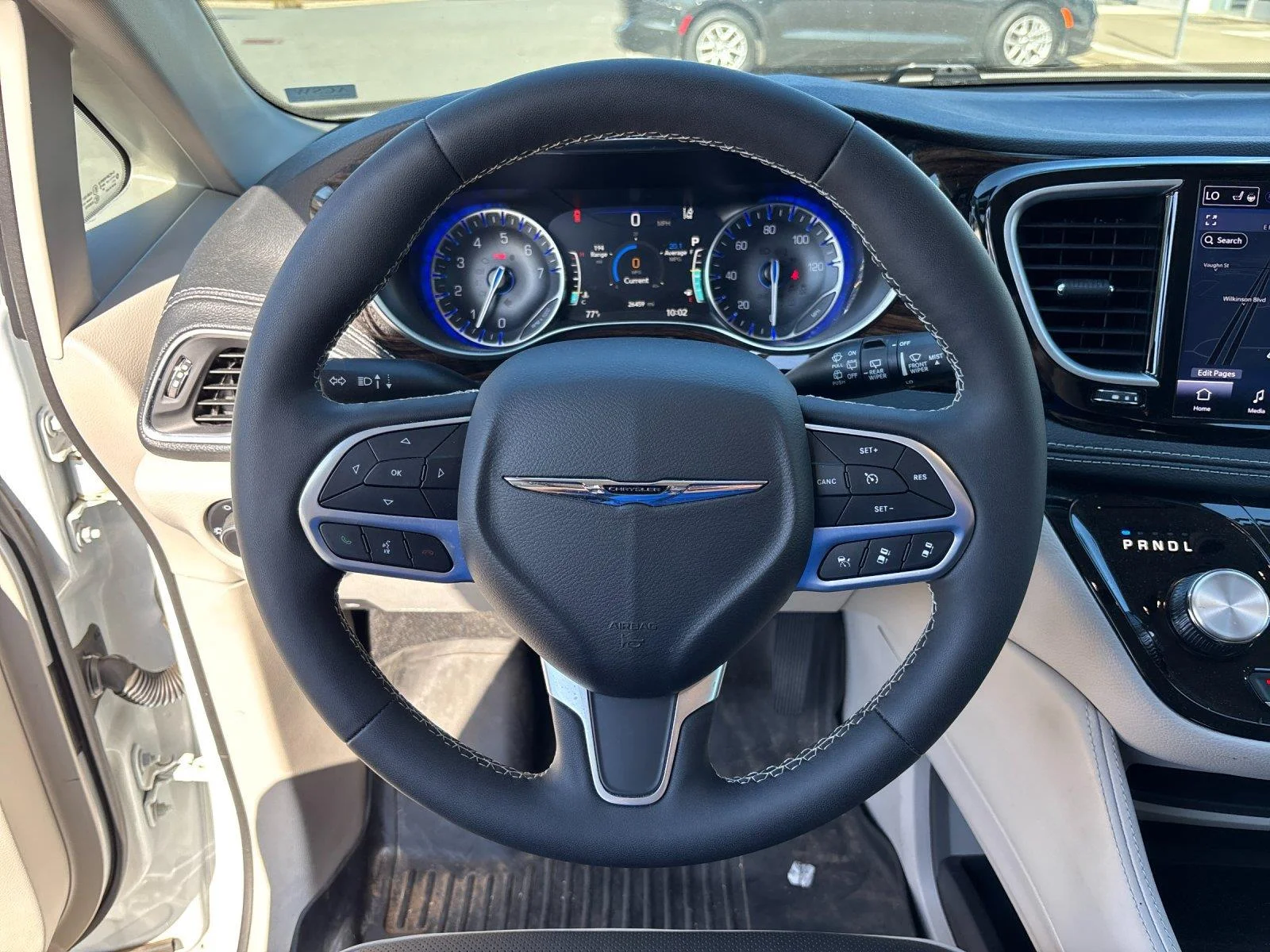 Used 2023  Chrysler Limited image 17