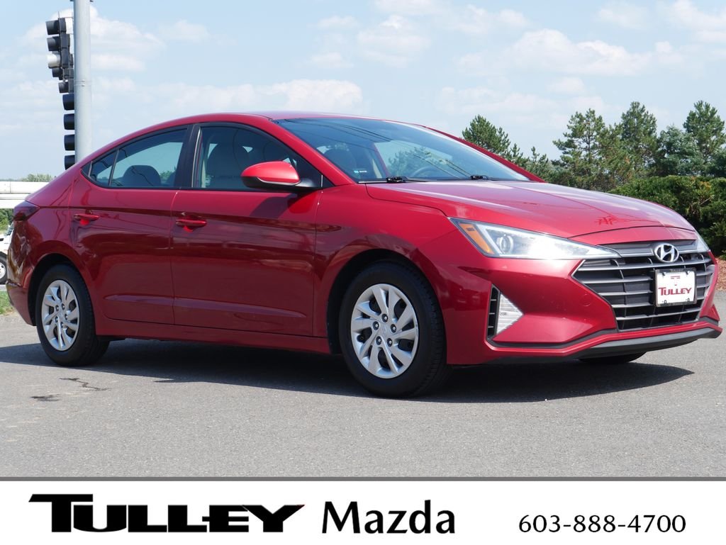 Used 2019 Red Hyundai SE image 1