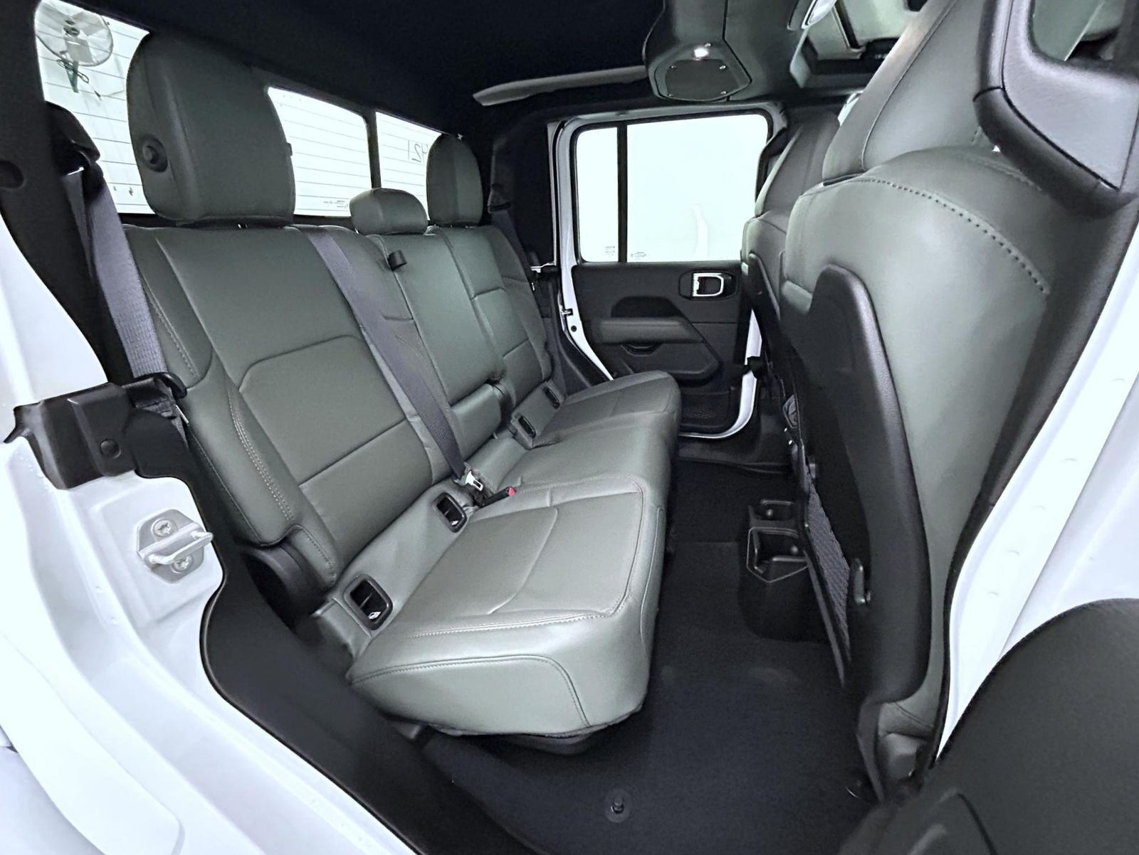 New 2026 Bright White Clear-Coat Exterior Paint Jeep Mojave X image 18