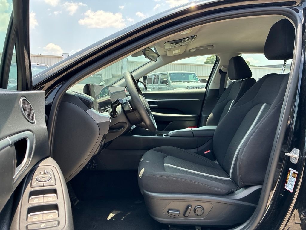 Used 2024 Black Hyundai SEL image 11
