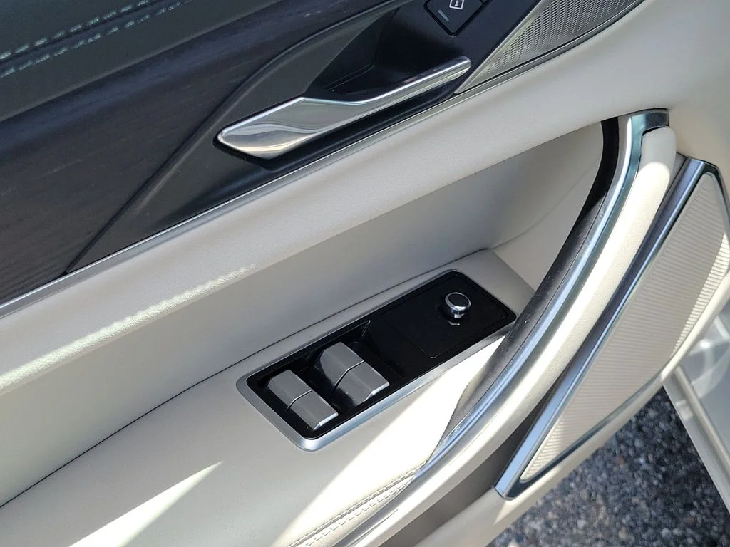 Used 2022 Silver Jaguar SE image 22