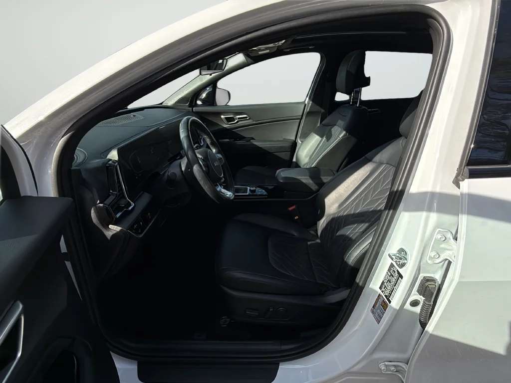 Used 2025 White Kia X-Line image 10