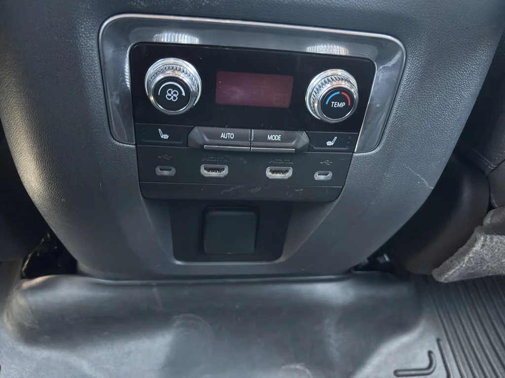 Used 2021 White GMC Denali image 30