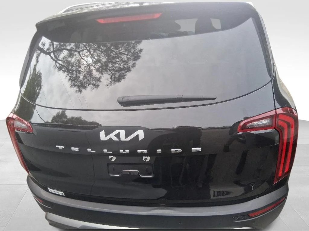 Used 2022 Black Kia EX image 10