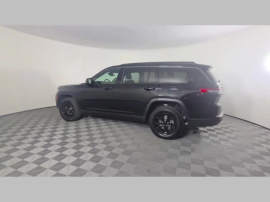 New 2026 Diamond Black Crystal Pearl-Coat Exterior Paint Jeep Laredo Altitude image 33