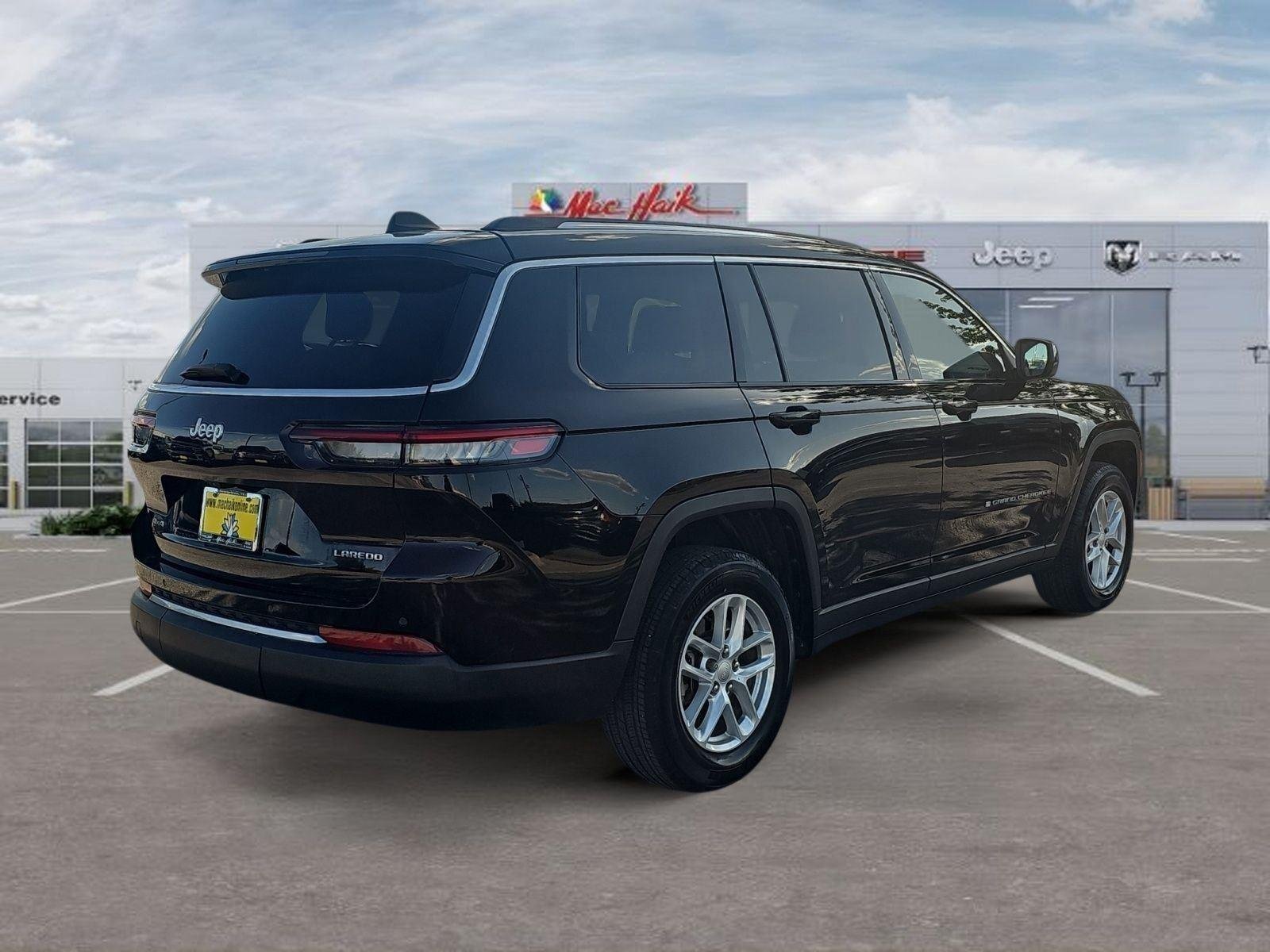 Used 2023 Diamond Black Crystal Pearlcoat Jeep Laredo image 5