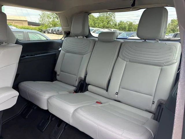New 2026 Star White Metallic Tri-Coat Ford Platinum® image 25