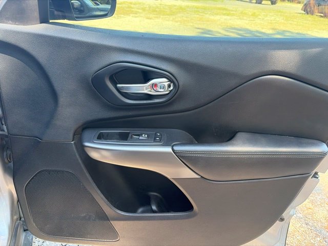 Used 2019 Silver Jeep Latitude Plus image 14