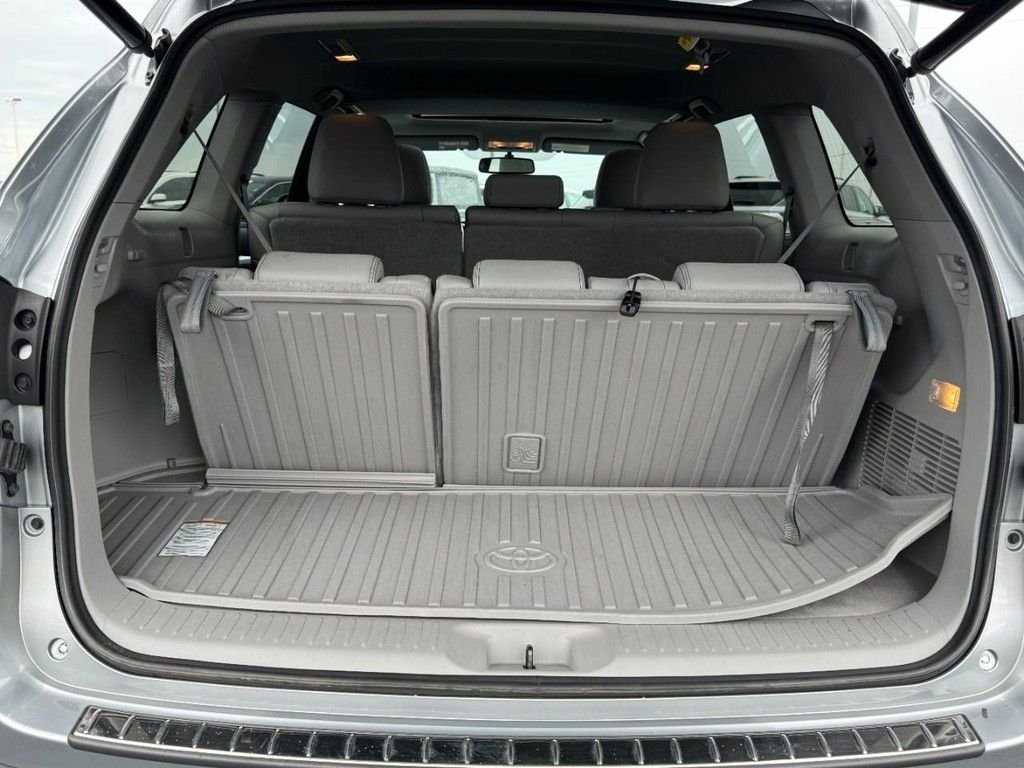 Used 2014 Silver Toyota XLE V6 image 6