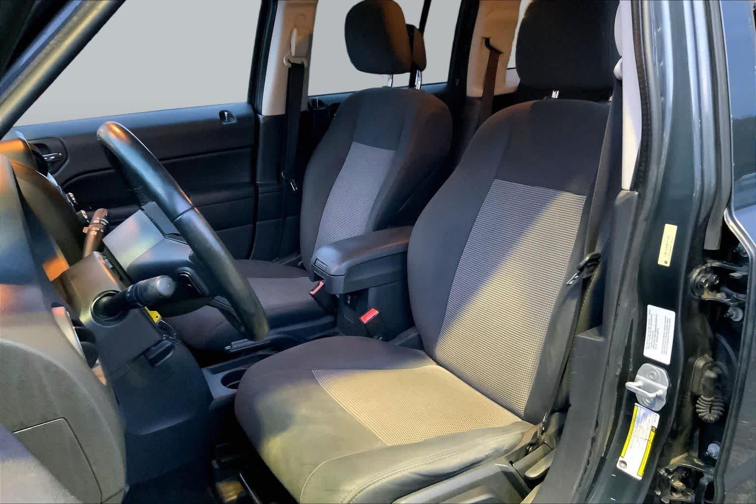 Used 2011 Dark Charcoal Pearl Jeep Latitude image 7