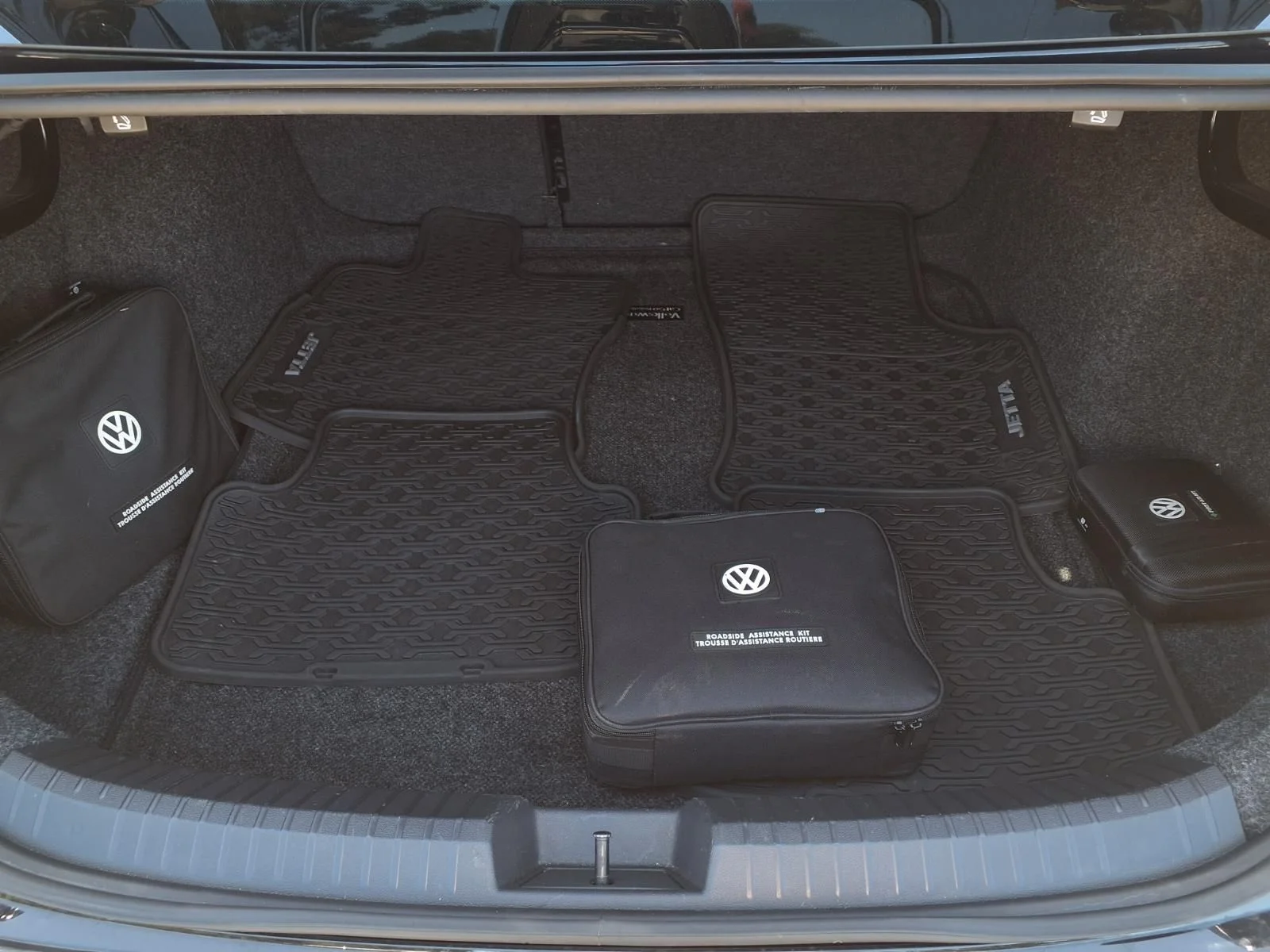 Used 2020 Black Volkswagen R-Line image 8