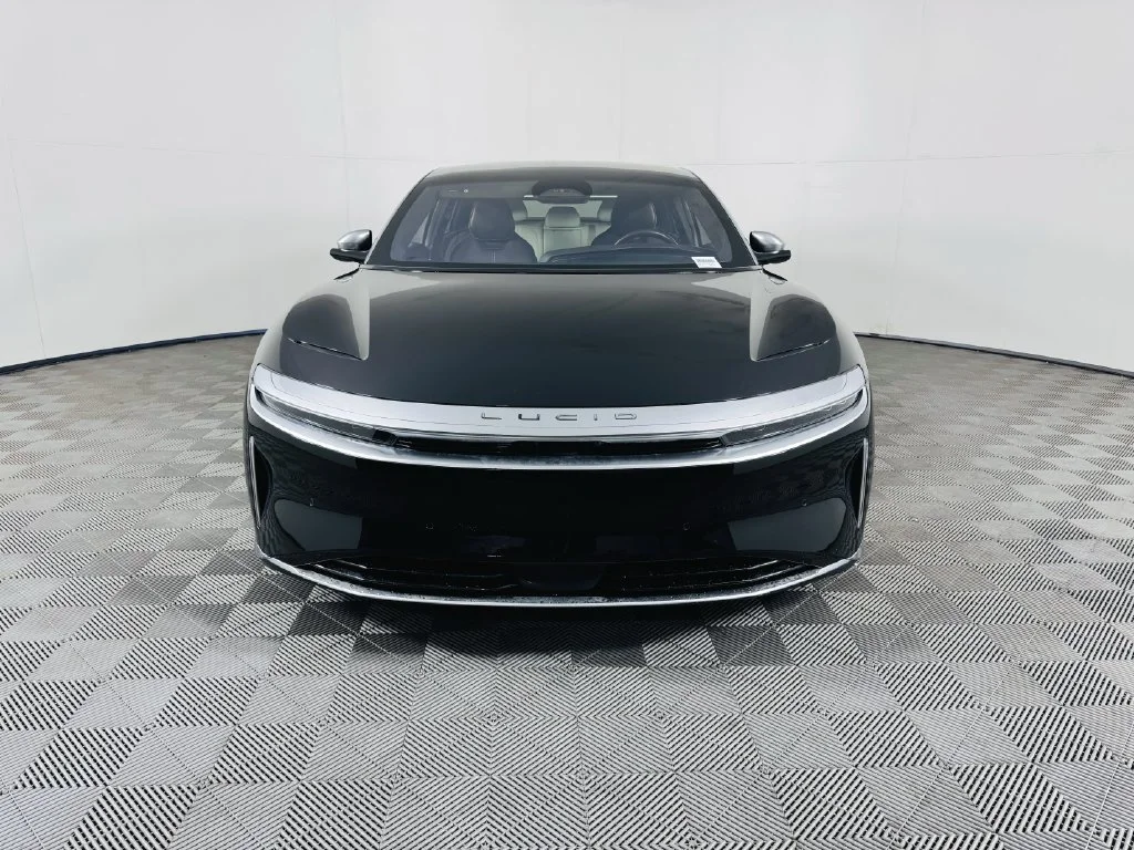 Used 2022 Black Lucid Grand Touring image 3