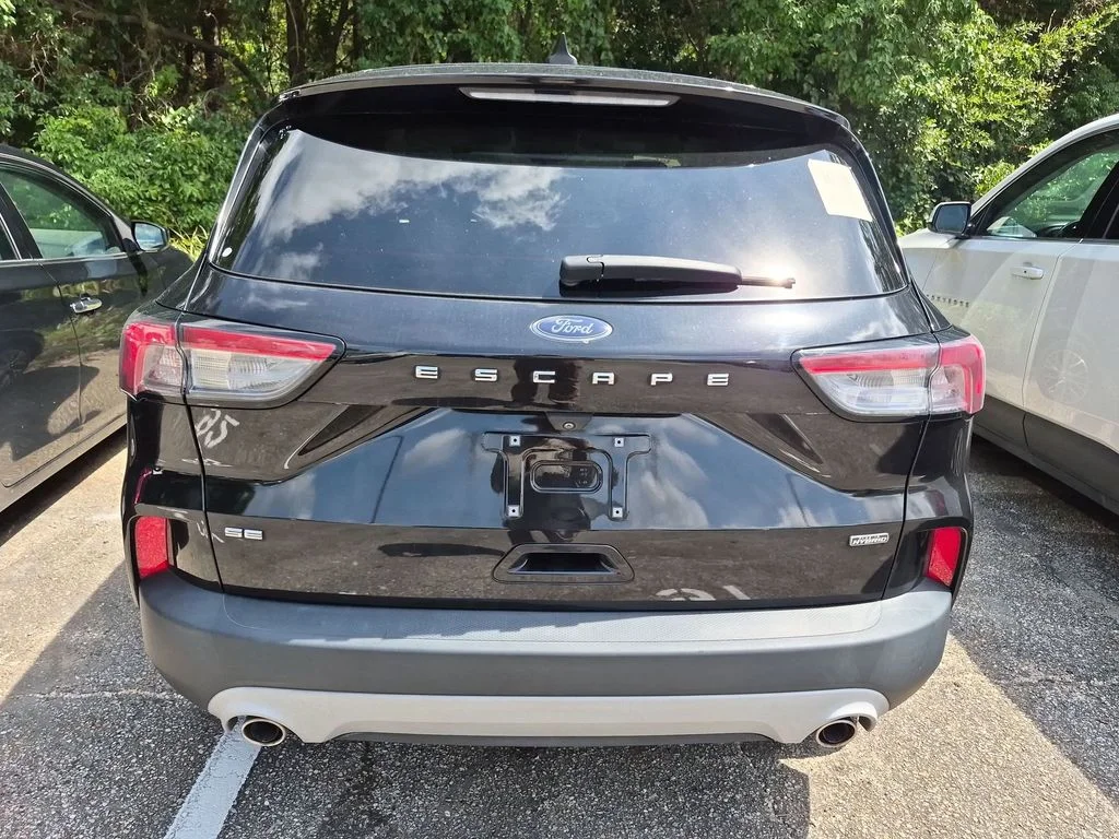 Used 2022 Black Ford SE image 2