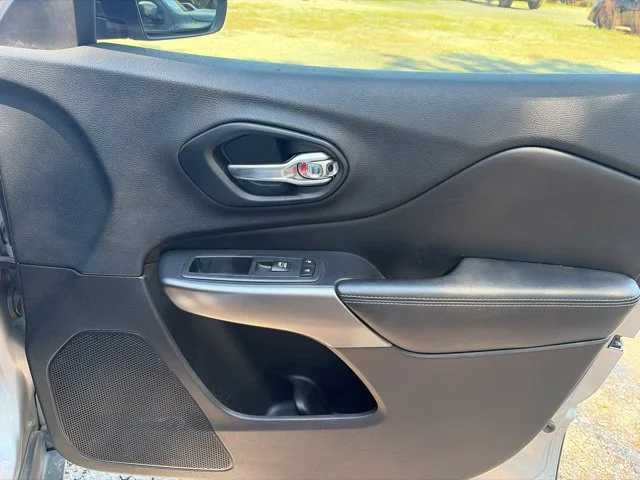 Used 2019 Silver Jeep Latitude Plus image 14