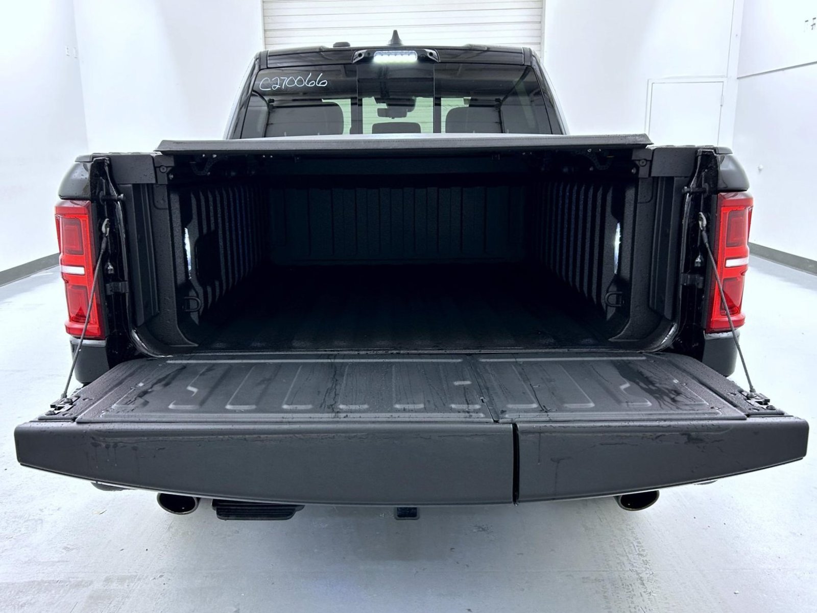 New 2027 Diamond Black Crystal Pearl-Coat Exterior Paint RAM Limited image 23
