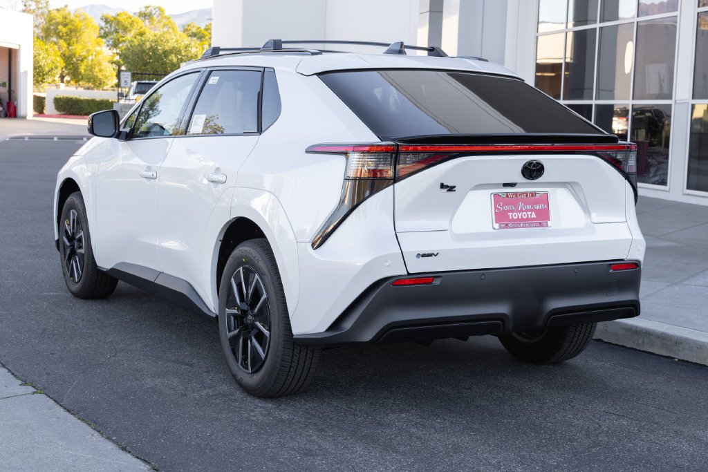 New 2027 Wind Chill Pearl <sup>1</sup> Toyota  XLE image 7