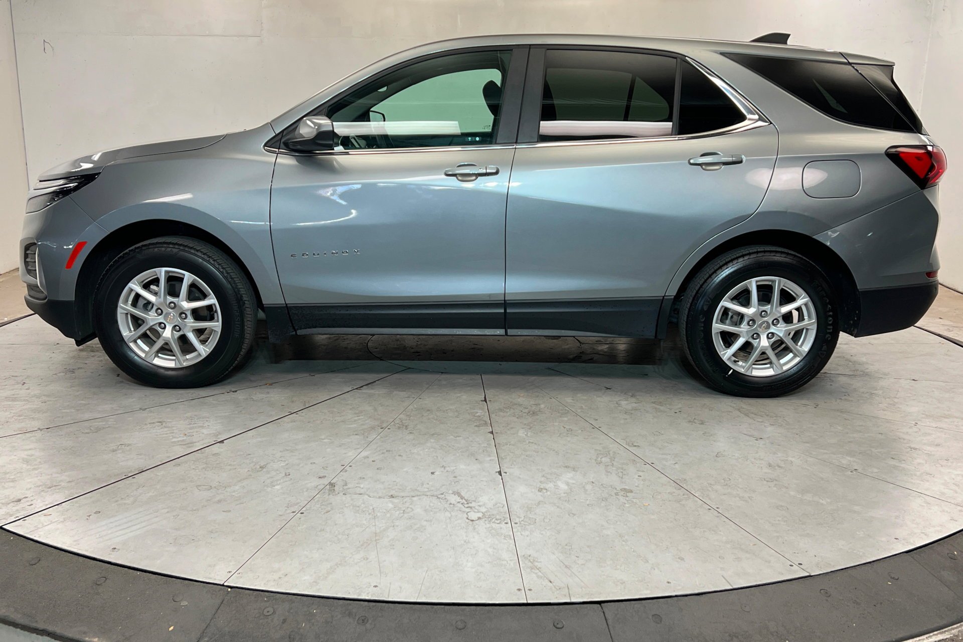 2024 Chevrolet Equinox LT - Photo 2