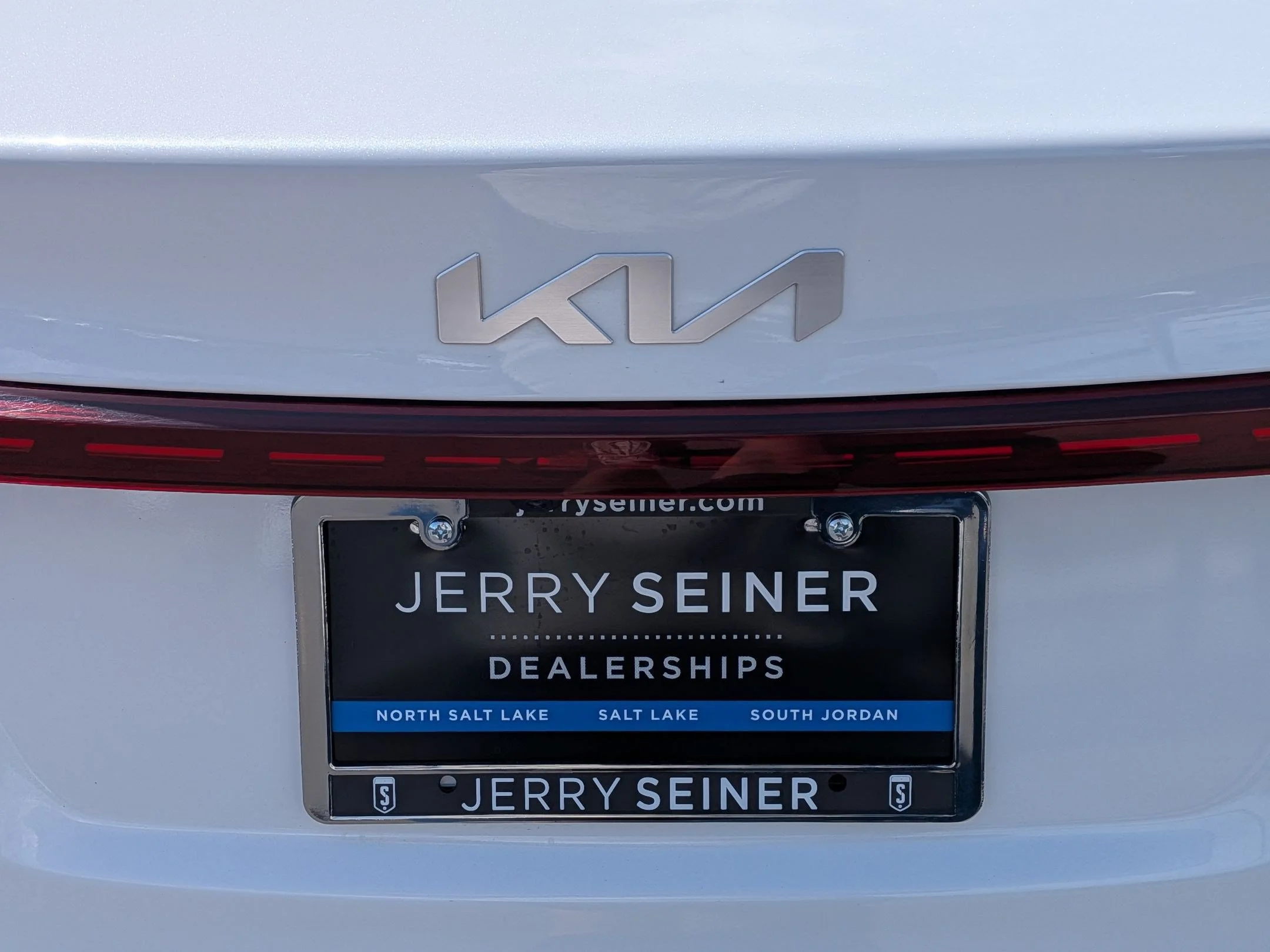 Used 2023 Snow White Pearl Kia LXS image 13