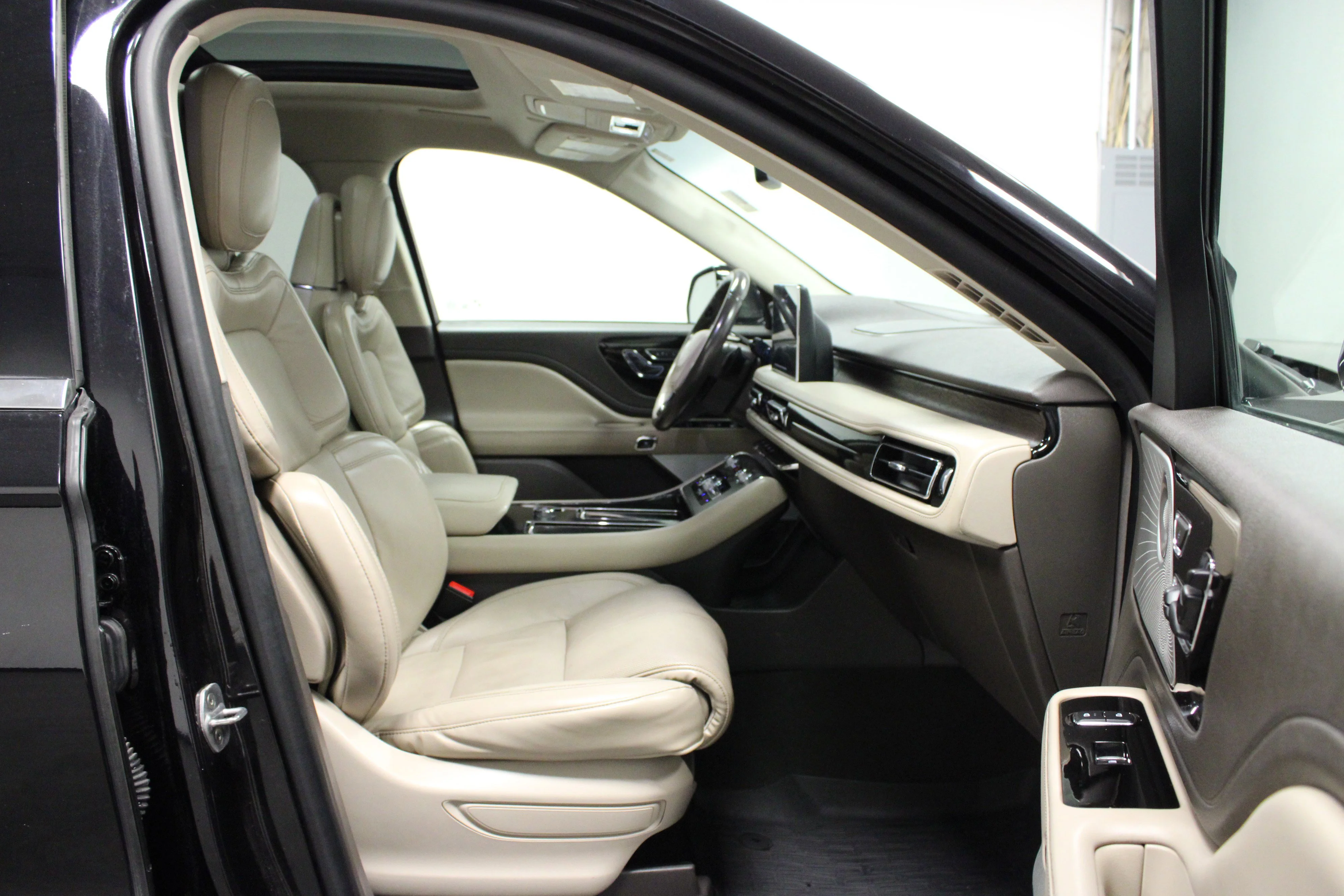 Used 2020 Black Metallic Lincoln Reserve image 17