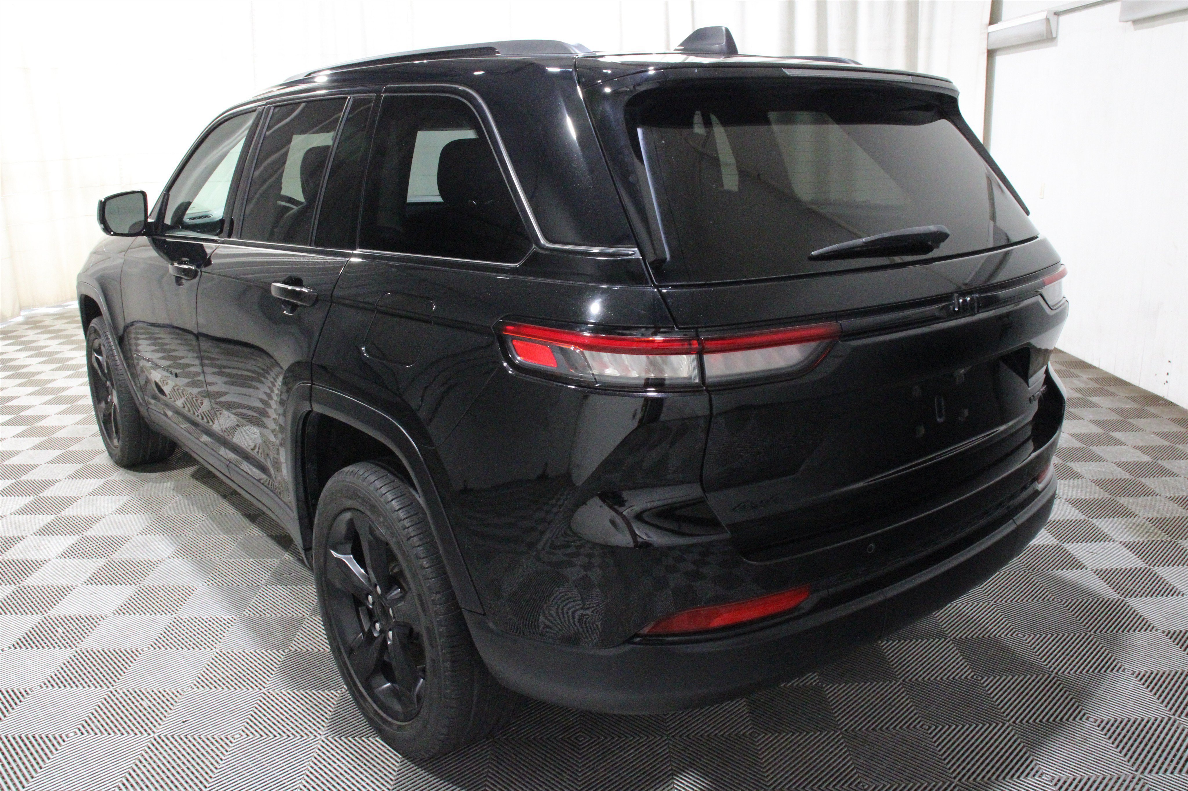 Used 2023 Diamond Black Crystal Pearlcoat Jeep Limited image 34