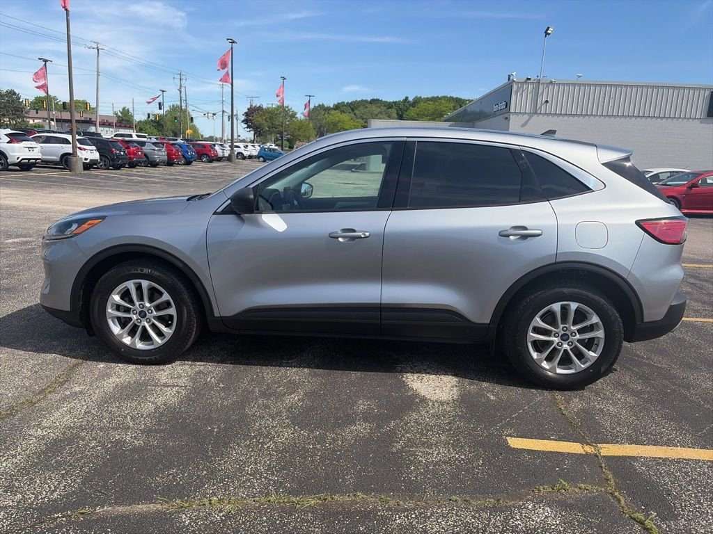 Used 2022 Silver Ford SE image 2