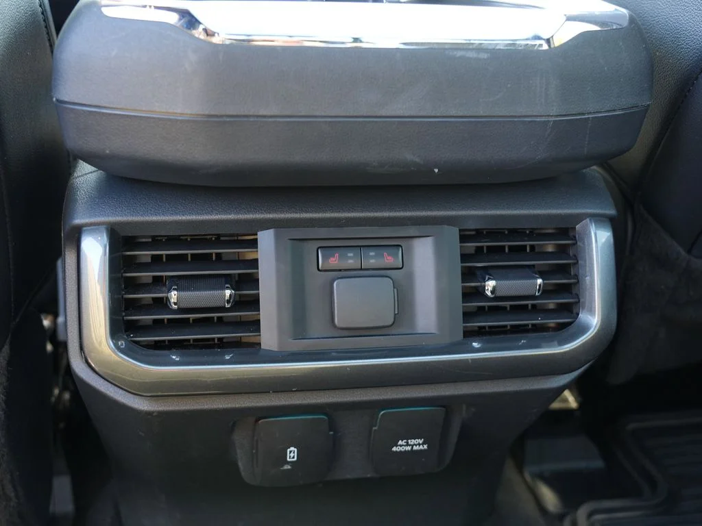 Used 2023  Ford Lariat image 26
