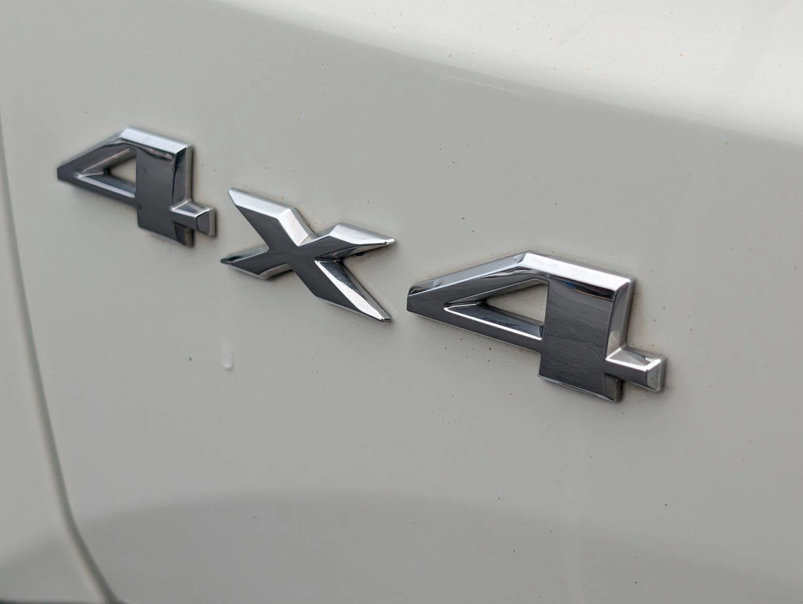 Used 2023 Alpine White Clearcoat Jeep Latitude image 33