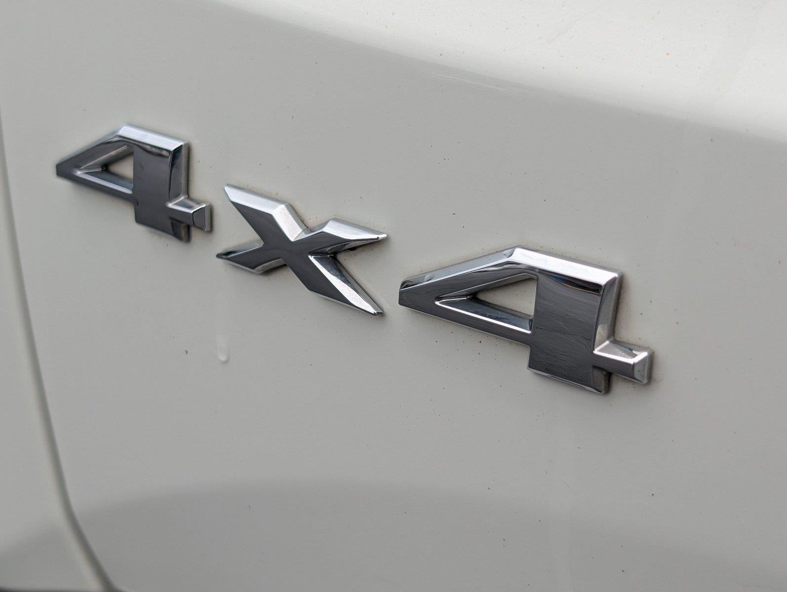 Used 2023 Alpine White Clearcoat Jeep Latitude image 33